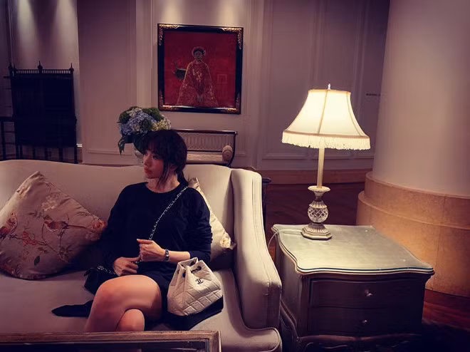 Mẫu ba lô thắt rút của Chanel với giá tương đương 4.390 USD (khoảng 100 triệu đồng) chỉ là một trong số ít ỏi các phụ kiện đắt đỏ trong tủ đồ của Hari Won.