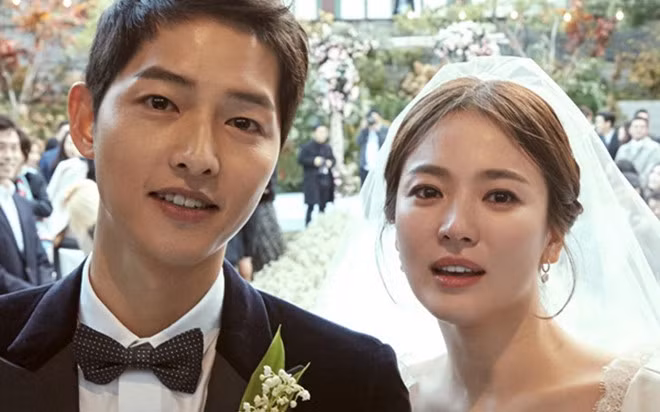  Song Joong Ki - Song Hye Kyo: Sáng 27/6, trang Naver của Hàn Quốc đưa tin cặp vợ chồng quyền lực của showbiz Hàn Song Joong Ki và Song Hye Kyo đang trong quá trình ly hôn sau 2 năm chung sống. Nam diễn viên ủy quyền cho luật sư đại diện đệ đơn ly hôn lên tòa án gia đình Seoul vào ngày 26/6. Nguyên nhân rạn nứt được đồn thổi là Song Joong Ki ngoại tình với với nữ diễn viên Kim Ok Bin. Bản thân nữ diễn viên cũng dính tin đồn phải lòng bạn diễn Park Bo Gum. Tuy nhiên, đây chỉ là những tin đồn thất thiệt lan truyền trên các trang mạng xã hội. Trong khi đó, đại diện của Song Hye Kyo cho biết hai người có sự khác biệt không thể dung hòa về tính cách. Cuộc hôn nhân đẹp như chuyện cổ tích của hai ngôi sao đã kết thúc trong sự bàng hoàng của người hâm mộ.