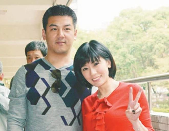 Giả Tịnh Văn - Tôn Chí Hạo: 2005, Giả Tịnh Văn lên xe hoa với triệu phú Tôn Chí Hạo. Nàng Triệu Mẫn của Ỷ Thiên Đồ Long ký rất tự hào về chồng. Cô cho biết Tôn Chí Hạo luôn cưng chiều vợ con. Nhưng sau 4 năm chung sống, cặp sao quyết định ly hôn trong tình trạng căng thẳng. Giả Tịnh Văn tổ chức nhiều buổi họp báo yêu cầu chồng trả lại con gái cho cô. Vụ ly hôn giữa Giả Tịnh Văn và chồng kéo dài gần một năm mới chấm dứt vì tranh chấp quyền nuôi con và phân chia tài sản. 2015, nữ diễn viên tái hôn với chồng trẻ Tu Kiệt Khải và có 2 con gái.