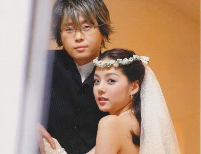 Chae Rim - Lee Seung Hwan: 2003, Chae Rim đột ngột tuyên bố kết hôn với nam ca sĩ Lee Seung Hwan dù sự nghiệp đang lên như diều gặp gió. Trước khi chính thức trở thành vợ chồng, hai người cho rằng khoảng cách 14 tuổi giữa họ không là vấn đề. Tuy nhiên, cuộc hôn nhân tưởng bền vững này cũng chỉ tồn tại chưa đầy 3 năm. Việc Chae Rim tất bật phát triển sự nghiệp ở Trung Quốc, bỏ mặc chồng tại quê nhà được cho là nguyên nhân chính khiến hôn nhân của họ đổ vỡ.