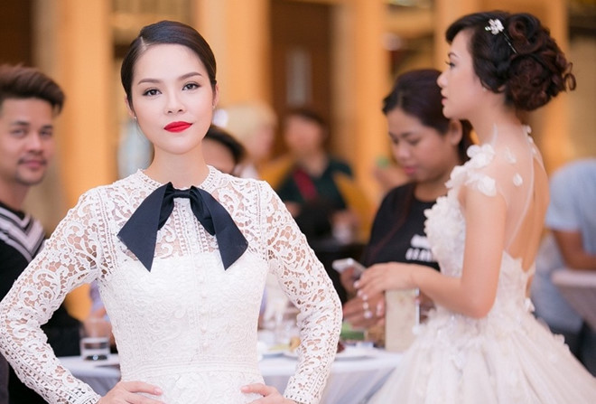 Ngược lại, giọng ca Hoa lài màu xanh tố Dương Cẩm Lynh được nhà sản xuất o bế. Không những thế cô còn bức xúc vì vai diễn của mình bị cắt hơn 90% khiến cô không hiểu chuyện gì đang xảy ra. Thậm chí, Tinna Tình còn nhận xét Mặt nạ máu là bộ phim thảm họa. Đồng thời, nữ ca sĩ khẳng định không bao giờ hợp tác với Dương Cẩm Lynh.