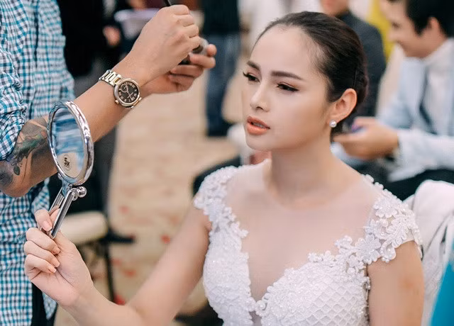 Trước câu hỏi của báo chí, Diễm Châu thừa nhận có mâu thuẫn với đồng nghiệp nhưng từ chối chia sẻ lý do.