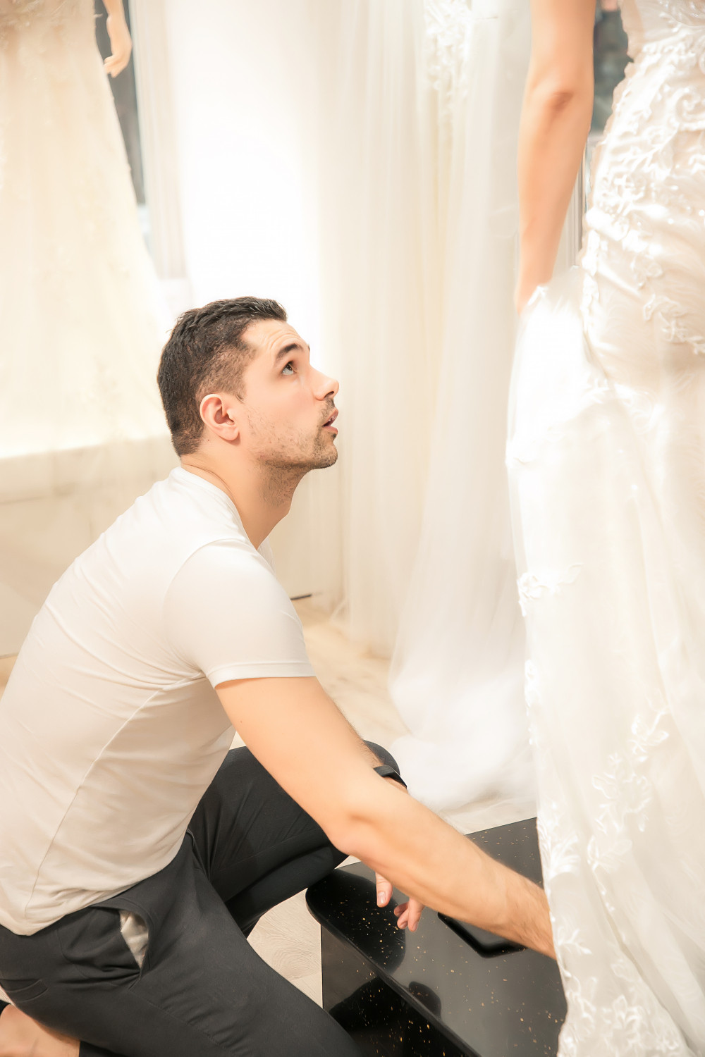 Phương Mai cho biết, cô và chồng sắp cưới cô bay ra Hà Nội ít ngày trước đó để cùng gia đình chuẩn bị cho lễ ăn hỏi và đám cưới vào ngày 13 và 15/6. Bố mẹ Marcin cũng đáp chuyến bay đến Hà Nội để dự ngày hạnh phúc của hai con. Đây cũng là lần đầu tiên, hai bên gia đình gặp gỡ.