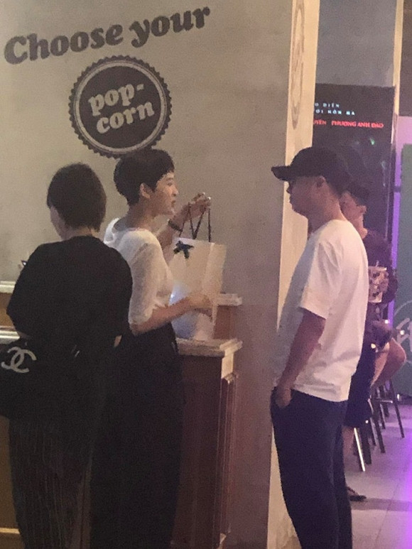 Hien Ho - Bui Anh Tuan bi bat gap hen ho di xem phim dem