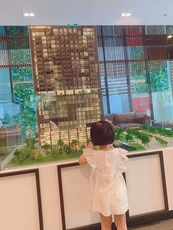 Hoa hậu Đặng Thu Thảo cũng tiết lộ con gái nay đã biết đủ trò và "mẹ muốn chạy theo cũng không kịp".