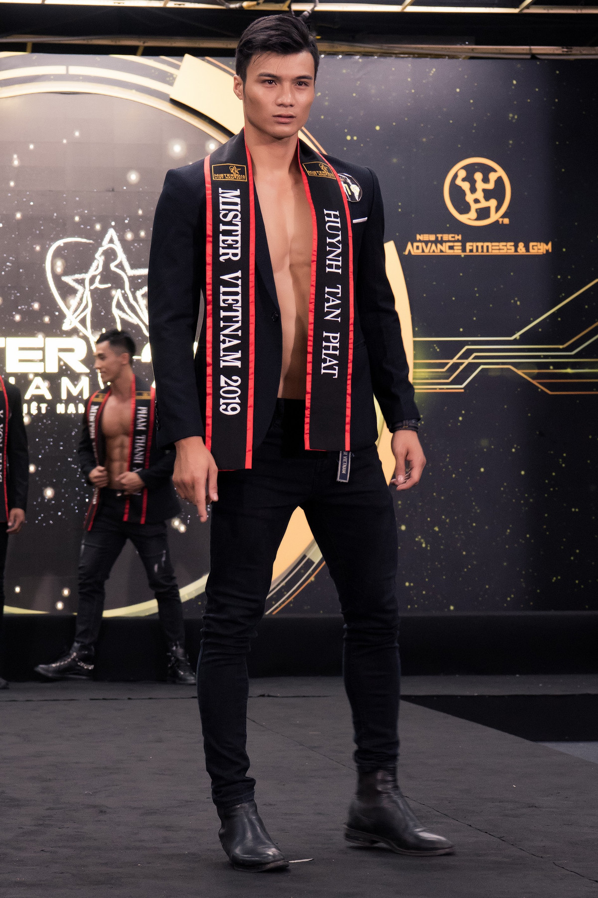 Thi sinh Mister VN bi to quan he bat chinh: Huynh Tan Phat “dao mo” de noi?