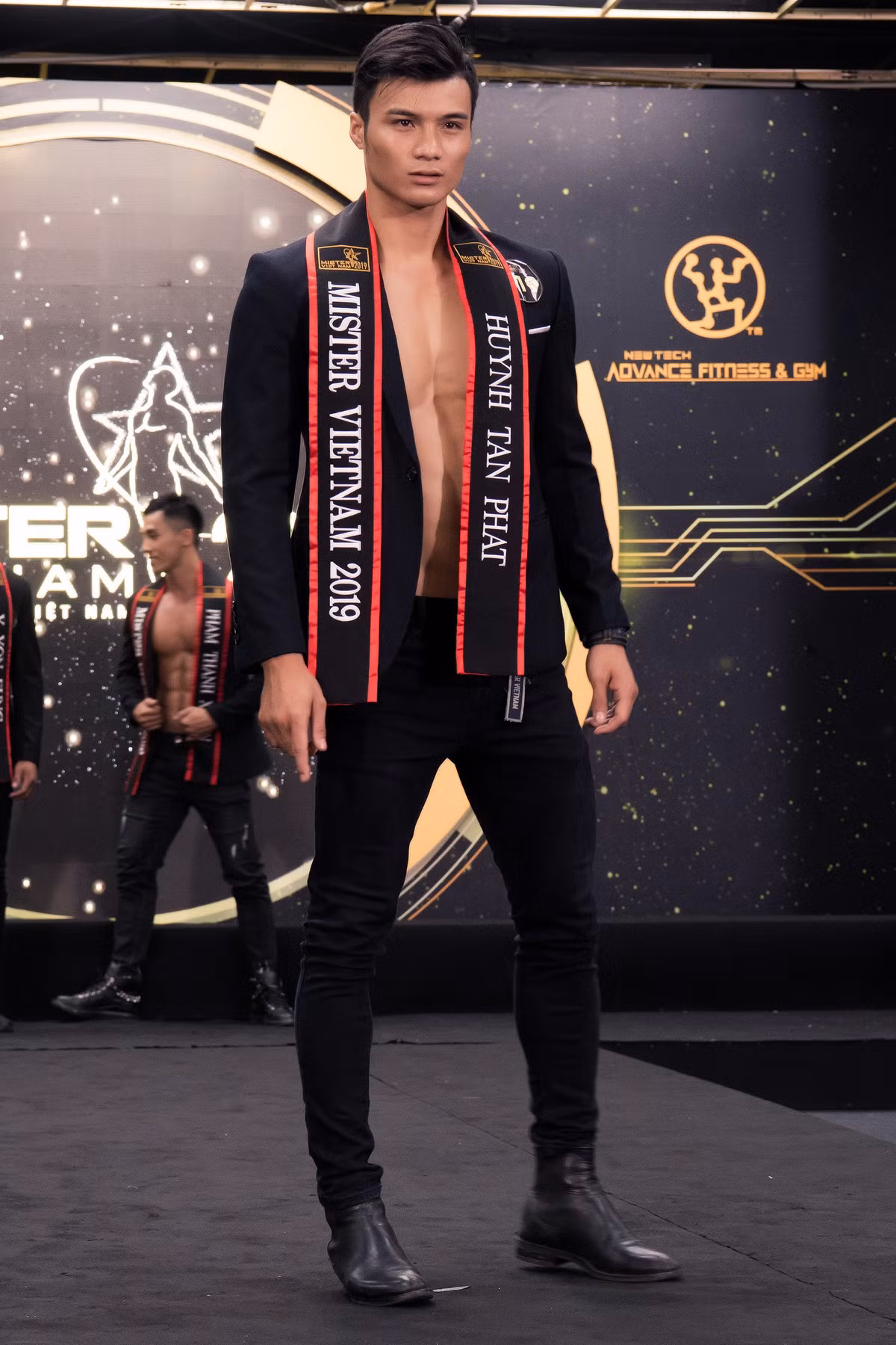 Thi sinh Mister VN bi to quan he bat chinh: Huynh Tan Phat “dao mo” de noi?