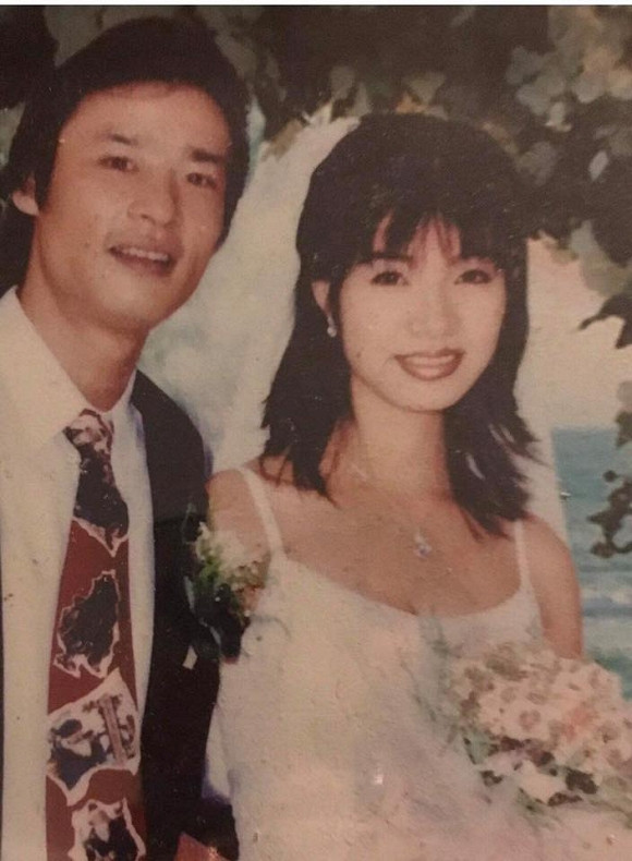 Trải qua nhiều năm sống chung, có với nhau 4 người con đến nay vợ chồng Võ Hoài Nam vẫn rất hạnh phúc. Bà xã của diễn viên Võ Hoài Nam tên là Lan Anh, từng là diễn viên múa ở Đoàn Nghệ thuật Công an Nhân dân. Khi có cơ hội làm việc chung, Võ Hoài Nam đã ngay lập tức cảm nắng Lan Anh. Bằng ngoại hình điển trai và sự nổi tiếng khi đó, Võ Hoài Nam dễ dàng cưa đổ cô diễn viên múa kém mình 12 tuổi.