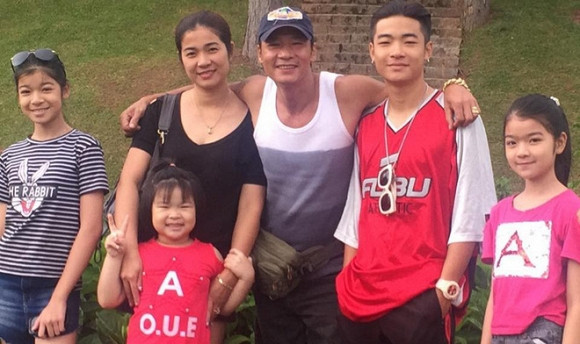 Vợ chồng Võ Hoài Nam bên các con.