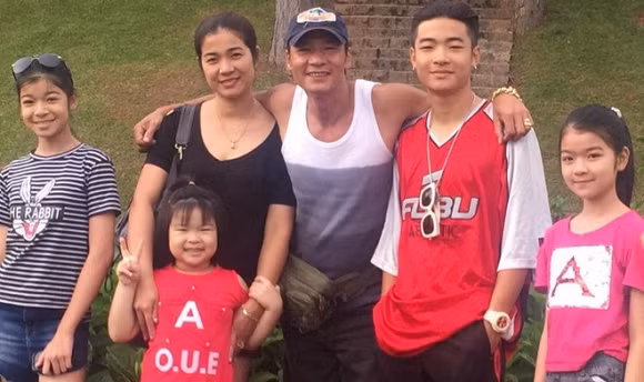 Vợ chồng Võ Hoài Nam bên các con.