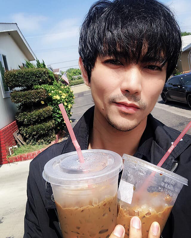 Cách đây ít giờ, Tim chia sẻ hình ảnh mới nhất của bản thân cùng với video ngắn ghi lại khoảnh khắc cận mặt. Tim hé lộ thông tin khá bất ngờ dưới góc độ hài hước rằng con trai của anh (bé Sushi) tỏ ra lạ lẫm, không nhận ra chính ba của mình. Bé còn không cho ba được hôn chỉ vì... Tim để râu.