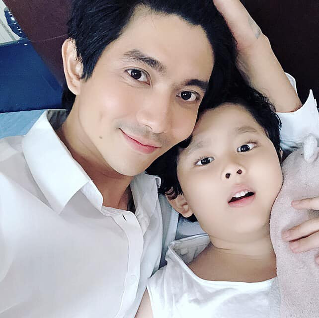 Dù không thường xuyên cập nhật hình ảnh của con trai giống như Trương Quỳnh Anh nhưng mỗi lần chia sẻ về bé Sushi, Tim luôn mang đến cho công chúng cảm giác vô cùng ấm áp. "Ngày nào cũng quay từ sáng đến khuya về. Chàng trai của tui ngày càng mạnh mẽ. Đợi ba về mới chịu ngủ nhưng biết tự lập nhiều rồi. Sáng 6h kêu ba dậy đi quay, tự đánh răng, mang giày, ba chở đến trường biết chúc ba quay tốt nữa. Tự hào về con lắm. Love you". Qua tâm sự này, có thể thấy con trai của Tim dù mới 7 tuổi nhưng đã thể hiện là cậu bé tình cảm và biết quan tâm đến người thân, có tinh thần trách nhiệm.