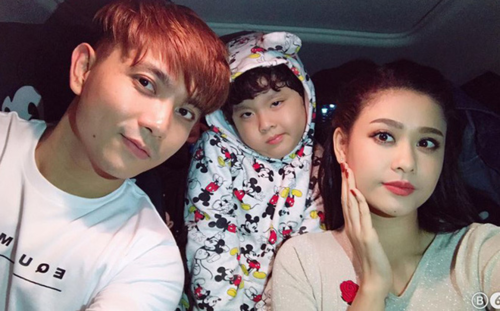 Trương Quỳnh Anh và Tim chính thức xác nhận ly hôn vào tháng 7/2018. Nữ diễn viên cho biết cô và Tim hiện vẫn ở chung nhà, cùng nhau chăm sóc con trai Sushi vì muốn cho con một cuộc sống bình thường như bao đứa trẻ khác. Trương Quỳnh Anh thừa nhận việc ở chung nhà với Tim sau ly hôn đã ảnh hưởng không nhỏ đến cuộc sống riêng mỗi người. Tuy nhiên cả hai học cách bớt quản lý cuộc sống lẫn nhau để không khí sống chung trở nên bình yên, thoải mái hơn và dần đi vào guồng quay nhất định. Cô chia sẻ mâu thuẫn giữa hai người chủ yếu là khắc khẩu và bỏ ngỏ câu hỏi có thể tái hợp với chồng cũ hay không.