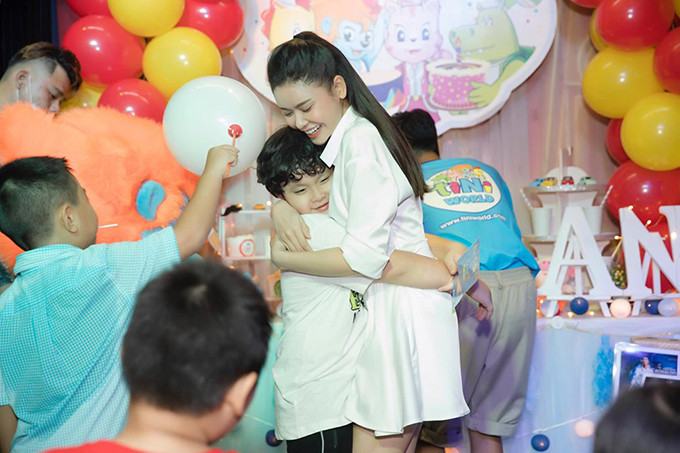 Còn tại buổi tiệc sinh nhật của bé vào ngày 31/5 vừa qua, Trương Quỳnh Anh cũng đã có những tâm sự dạt dào cảm xúc trên trang cá nhân: "Shi ngày càng lớn, vòng tay mẹ không ôm vừa con. Shi ngày càng lớn, mẹ không ẵm nổi con. Shi lớn, mẹ sợ Shi hết thương, hết thích đi chơi với mẹ... sợ nhiều thứ nữa. Một vài khoảnh khắc mẹ ước, Shi là em bé nhỏ xíu mẹ ẵm ngửa trên tay nhìn nhau ê a tập nói tập cười".