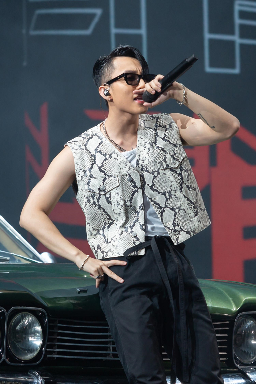 Hiện tại, khi ở một vị trí khác, bận rộn hơn, đỡ ngu ngốc hơn..., tôi nhận ra thời điểm mình có thể ở gần bố mẹ nhất, yêu thương bố mẹ nhất đã qua rồi”.