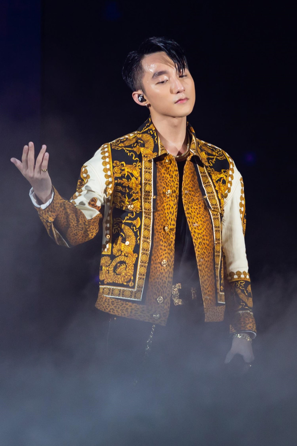 Đặc biệt, ca sĩ Sơn Tùng M-TP và hàng nghìn khán giả tạo nên khoảnh khắc ấn tượng. Họ cùng nhau hát không nhạc ca khúc Hãy trao cho anh trước khi phần trình diễn này chính thức diễn ra. Nam ca sĩ không giấu được sự xúc động khi chứng kiến tình cảm của người hâm mộ dành cho mình.