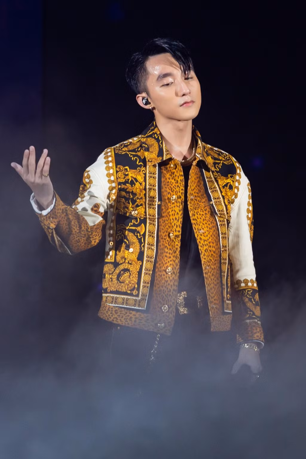 Đặc biệt, ca sĩ Sơn Tùng M-TP và hàng nghìn khán giả tạo nên khoảnh khắc ấn tượng. Họ cùng nhau hát không nhạc ca khúc Hãy trao cho anh trước khi phần trình diễn này chính thức diễn ra. Nam ca sĩ không giấu được sự xúc động khi chứng kiến tình cảm của người hâm mộ dành cho mình.