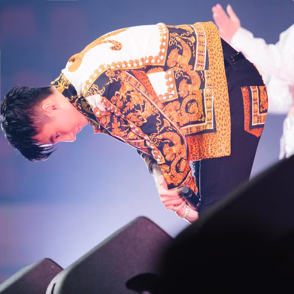 Chạy ngay đi là ca khúc nam ca sĩ chọn để mở đầu phần biểu diễn của mình. Có một điểm khác biệt giữa đêm nhạc tại Đà Nẵng và TP.HCM, đó là Sơn Tùng xuống khán đài, giao lưu và bắt tay cùng khán giả. Anh cũng nói lời cảm ơn khi người hâm mộ đến ủng hộ đêm nhạc.