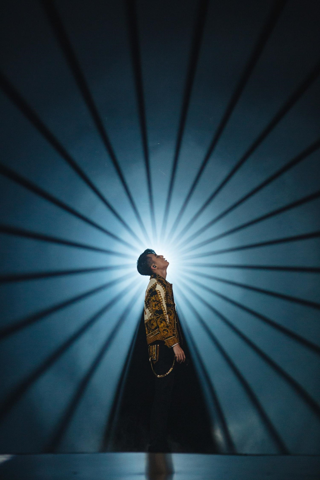 Trước đêm nhạc, Sơn Tùng có buổi gặp mặt và ký tặng fan. Tại đây anh tâm sự về điều tiếc nuối nhất khi là một ca sĩ nổi tiếng. Anh tâm sự: “Nghĩ lại những năm 18 tuổi, điều làm tôi hối tiếc nhất là không thương bố mẹ nhiều hơn.