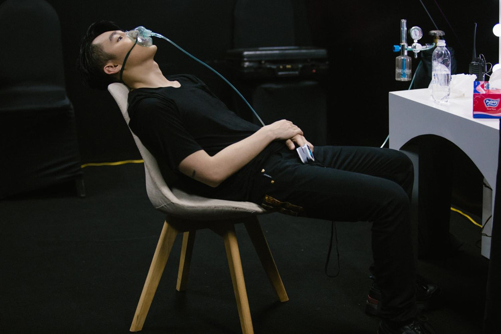 Tối 4/8, Sơn Tùng M-TP và dàn nghệ sĩ underground hoàn thành đêm nhạc tại cung thể thao Tiên Sơn, Đà Nẵng. Một ngày trước đó, anh bận rộn tập luyện, tổng duyệt cho chương trình rồi tham gia buổi gặp gỡ người hâm mộ. Lịch trình kín mít khiến nam ca sĩ kiệt sức sau khi hoàn thành 8 tiết mục trong đêm nhạc. Ngay khi vào hậu trường, giọng ca Lạc trôi phải dùng đến bình thở oxy để ổn định sức khỏe.