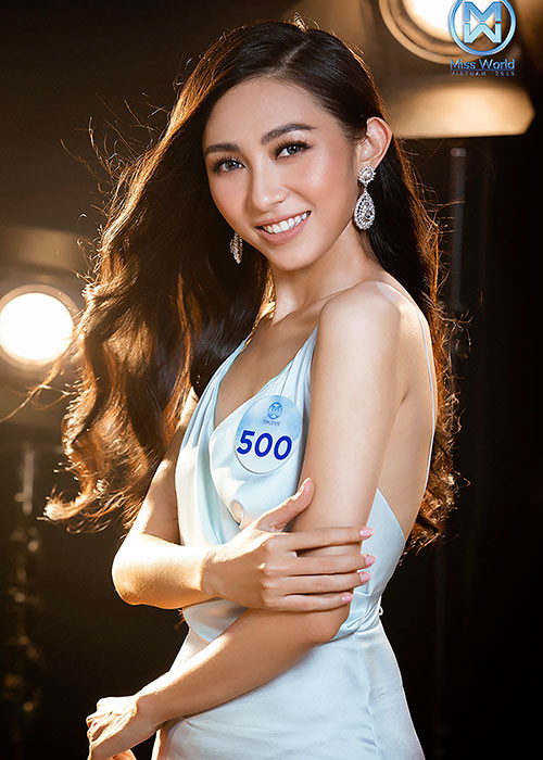 Trong bộ đầm quyến rũ, dàn người đẹp khéo khoe lợi thế sắc vóc tươi trẻ đầy sức sống.