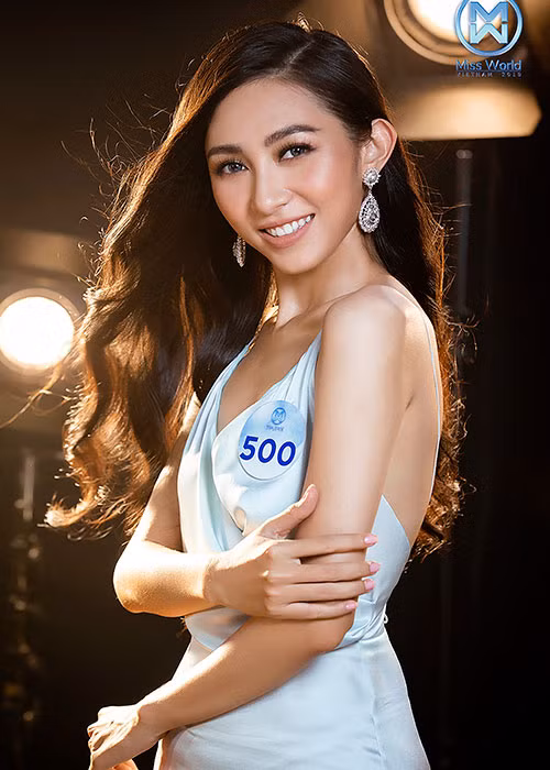 Trong bộ đầm quyến rũ, dàn người đẹp khéo khoe lợi thế sắc vóc tươi trẻ đầy sức sống.