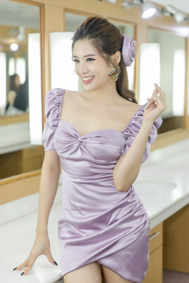 Cô diện 1 chiếc váy màu tím nhạt với phần bèo nhún thiết kế ôm sát khoe đường cong sexy.