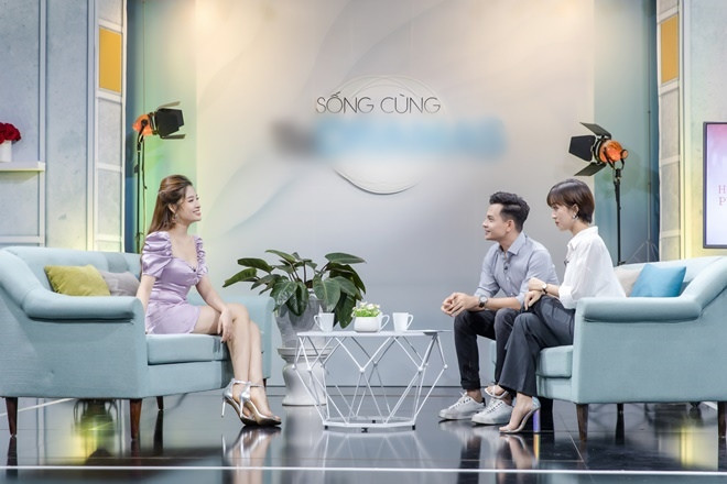 Mặc dù diện trang phục khá gợi cảm song Phan Hoàng Thu cũng rất nhiệt tình tham gia phần trò chơi thử thách do chương trình đưa ra.