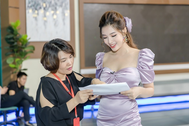 Sau khi hoàn tất phần hóa trang, Phan Hoàng Thu chăm chú theo dõi kịch bản của chương trình.
