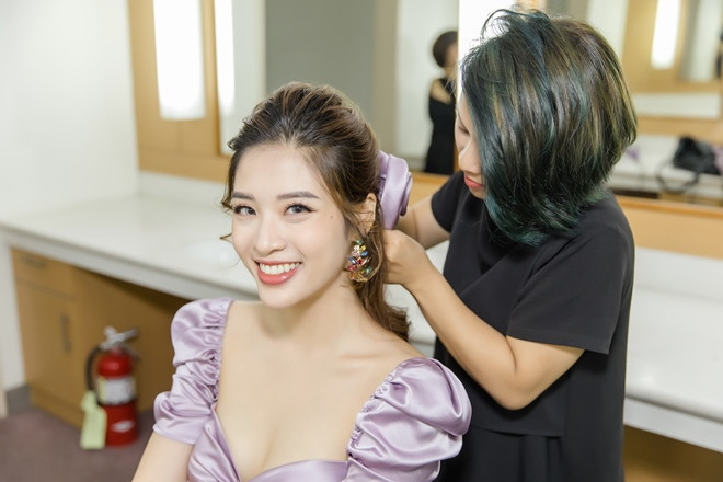 Mới đây, Hoa hậu Phan Hoàng Thu lại trở thành khách mời đặc biệt của chương trình "Sống", tiết lộ 'life style' của một hoa hậu. Hoa hậu Đông Nam Á 2014 đến trường quay từ khá sớm để chuẩn bị cho phần ghi hình của mình.