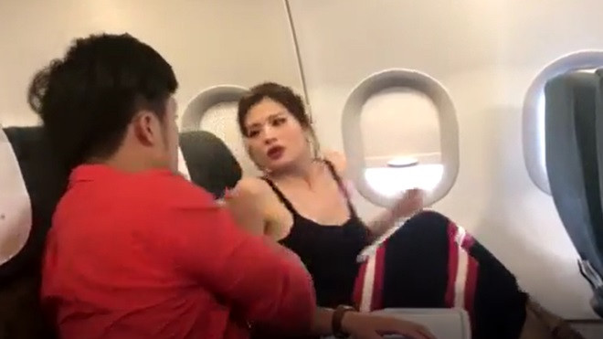 Với vẻ ngoài nóng bỏng, người đẹp luôn trở thành tâm điểm mỗi khi xuất hiện. Nhưng cũng chính vì thế mà Phan Hoàng Thu bị hiểu lầm oái oăm khi quay hình trên máy bay. Trên trang cá nhân, Hoa hậu 9X chia sẻ đoạn clip ghi lại phản ứng của Phan Hoàng Thu khi bị sàm sỡ trên máy bay. Trong video, một hành khách nam ngồi cạnh Phan Hoàng Thu lợi dụng lúc cô đang ngủ đã cố ý "đụng chạm". Phát hiện sự việc, Phan Hoàng Thu ngay lập tức tát thẳng mặt vào kẻ biến thái và gọi tiếp viên hỗ trợ.