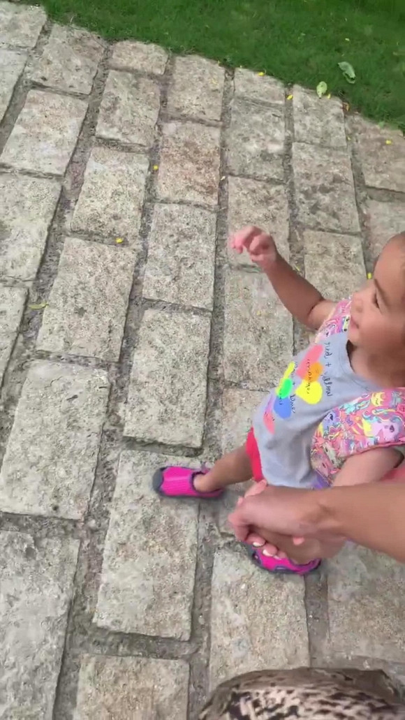 Thế nhưng, chẳng may chiếc mũ của bé Chloe (con gái Tăng Thanh Hà) bị gió thổi bay, khiến gương mặt của cô bé bị lộ ra 1 phần. Đúng như dự đoán của nhiều người, con gái Tăng Thanh Hà có vầng trán cao, mũi thẳng và mi mắt khá dài. Thêm vào đó, bé Chloe có làn da nâu và đôi môi giống mẹ.