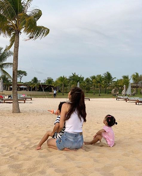 Trước đó, vợ chồng Tăng Thanh Hà chỉ đăng ảnh úp mở hoặc dùng icon che kín mặt hai con.