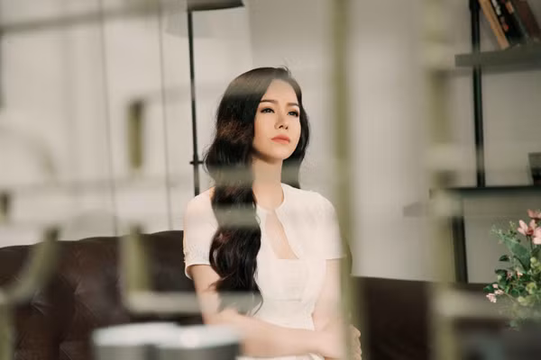 Nhật Kim Anh có tên thật là Phan Kim Huê, sinh năm 1985 và là một nữ ca sĩ, diễn viên. Cô từng có một tuổi thơ gặp nhiều sóng gió và phải làm nhiều công việc khác nhau trước khi trở nên nổi tiếng. Có thời gian nữ ca sĩ phải làm người giúp việc.