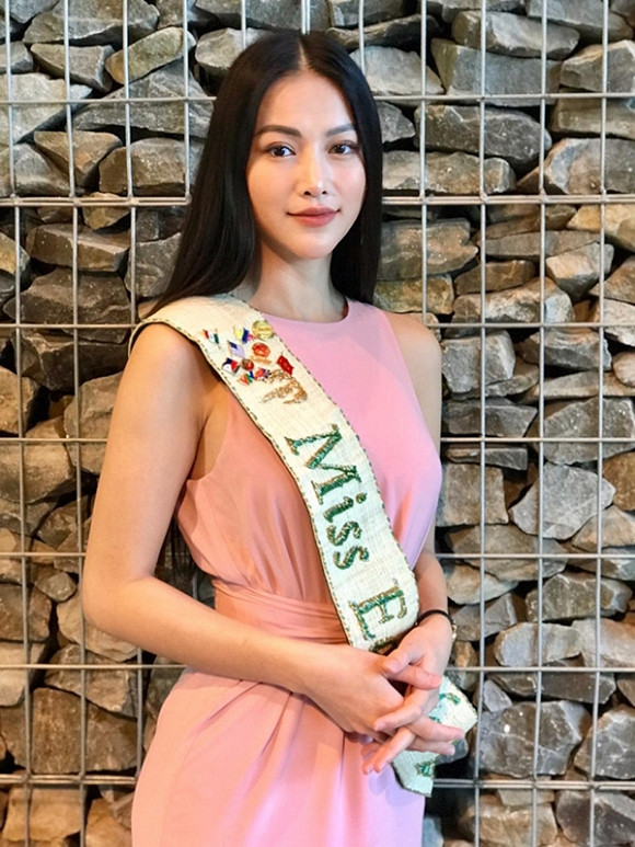 Hoa hau Phuong Khanh duoc in tem buu dien tai Malaysia