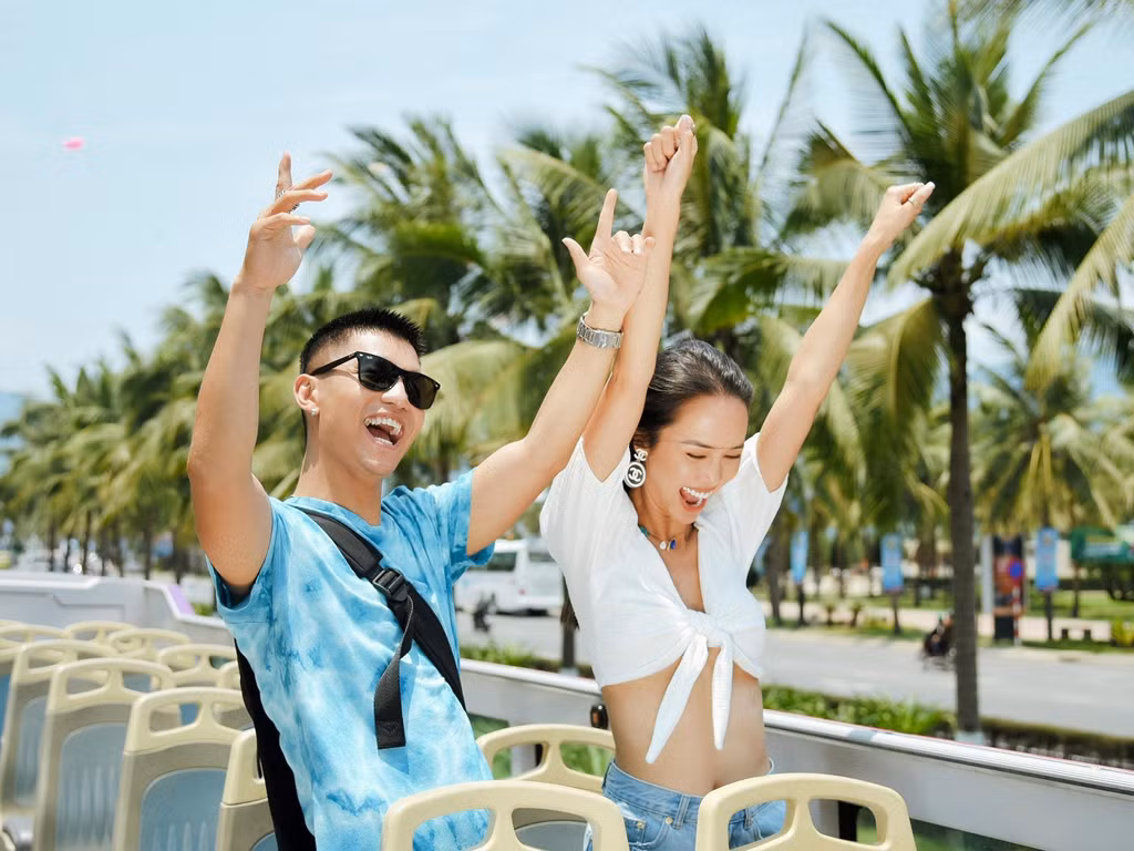 “Make U Mine được Khắc Hưng sáng tác và tặng riêng tôi từ 6 năm trước. Tuy nhiên, khi đó, tôi thấy giọng của mình không ổn. Tôi thử hát vài lần với phiên bản khác nhưng đều không được như kỳ vọng. Do đó tôi ngưng lại sản phẩm để luyện tập nhiều hơn. Đến gần đây, tôi và Khắc Hưng gặp lại nhau khi cả 2 cùng vào Nam hoạt động. Cậu ấy làm mới bản phối theo phong cách Tropical và phù hợp với thời điểm mùa hè”, anh tiết lộ.