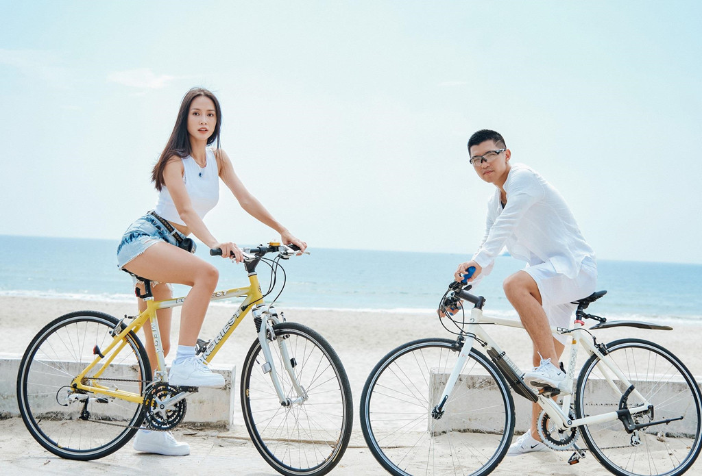 Qua bài hát, chất giọng của Cường Seven cải thiện đáng kể. Giọng hát không quá đặc sắc nhưng ổn định, rõ lời, trong khi đó, phần giai điệu được đánh giá là bắt tai, trẻ trung. Nam ca sĩ cho biết anh quay MV chỉ trong vài ngày, đặc biệt cảnh tỏ tình cuối MV anh cũng thực hiện ngay trong sự kiện thời trang mà không hề thông báo cho ban tổ chức. Những khán giả có mặt trong buổi diễn đều không biết nam ca sĩ đang thực hiện MV.