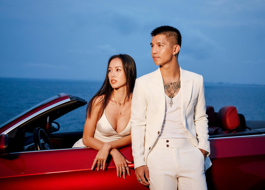 MV có sự hợp tác của bạn gái Cường Seven - Vũ Ngọc Anh. Sản phẩm được thực hiện ngẫu hứng trong chuyến công tác Đà Nẵng của cặp đôi. Nội dung kể về cuộc gặp gỡ tình cờ giữa một chàng trai với cô gái ở không gian lãng mạn, có biển xanh, cát trắng, nắng vàng…