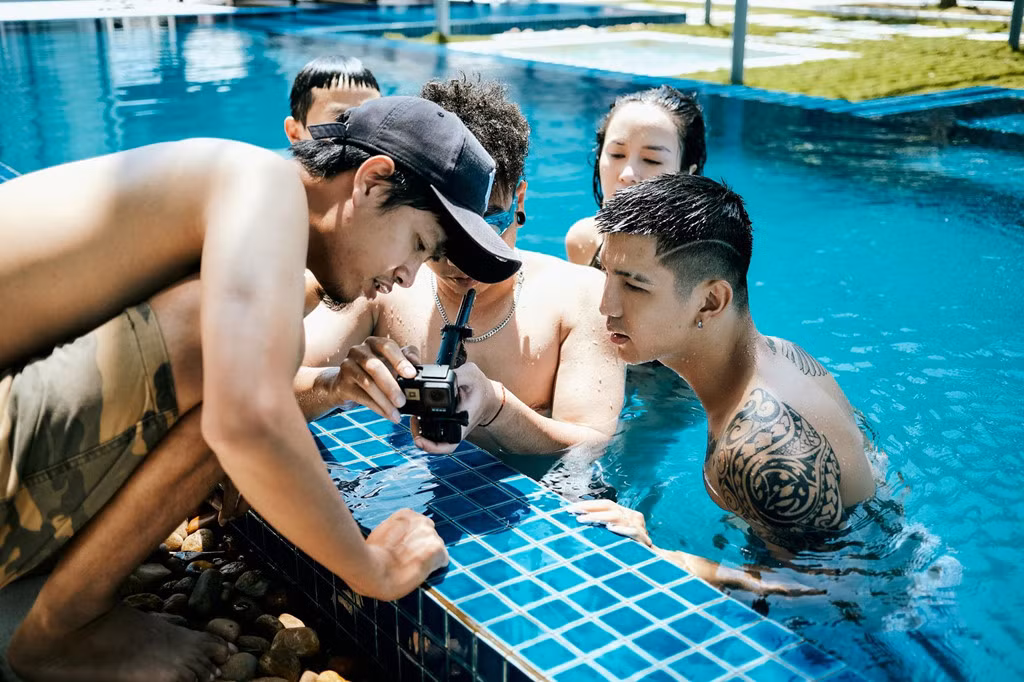 Khoảnh khắc chạm mặt nhau lần đầu tiên bên bờ biển, họ đã bị đối phương hấp dẫn. Từ đây, cả 2 bắt đầu có những phút giây tận hưởng khoảnh khắc mùa hè đầy năng lượng. Chàng trai luôn tìm cách tạo bất ngờ cho cô gái, đặc biệt là màn cầu hôn cuối MV. Ý tưởng xuyên suốt MV nhìn chung không mới nhưng phù hợp với không khí mùa hè.