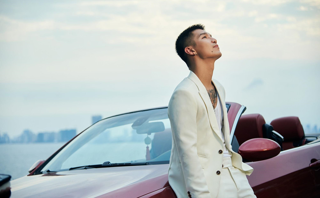 Là người yêu ngoài đời nên cặp đôi kết hợp ăn ý, tự nhiên. Trong MV, Vũ Ngọc Anh mặc những phục gợi cảm, đậm chất mùa hè. Ở một số phân đoạn, cô xuất hiện với bikini khoe thân hình.