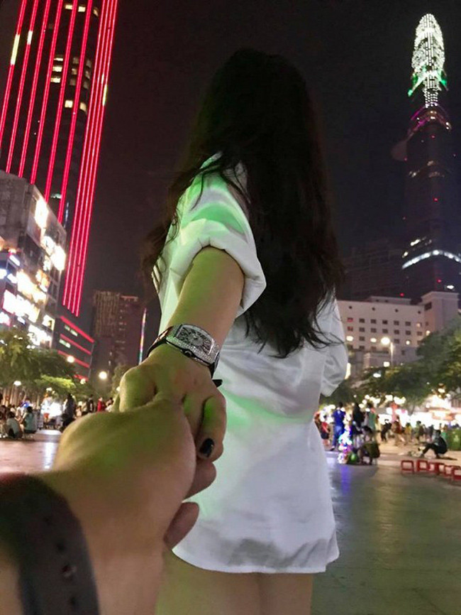 Hai người mới kỷ niệm 1 năm ngày yêu nhau vào 25/5 vừa qua. Cả hai thường cùng đi chơi và tụ tập với bạn bè chung.