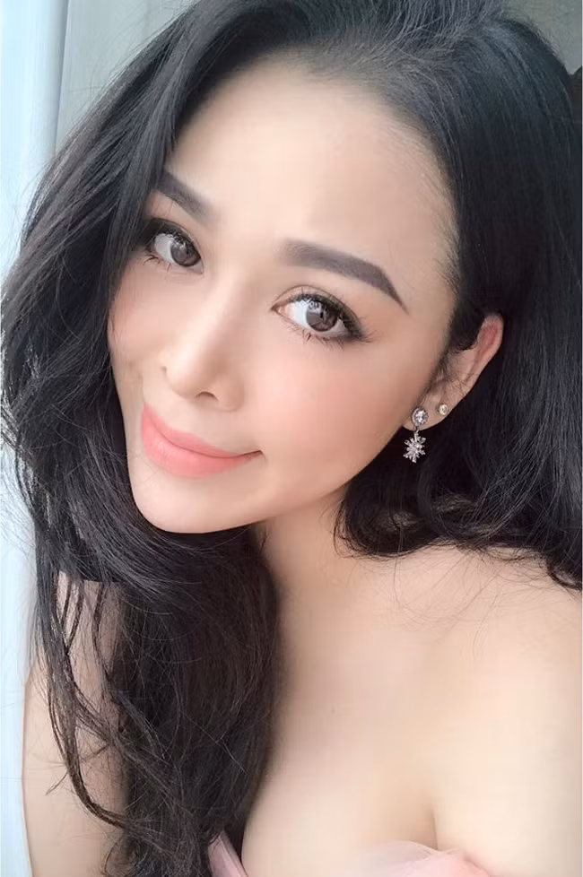 Rất nhanh chóng, cư dân mạng tìm thấy danh tính của bạn gái Anh Vũ. Đó là hot gymmer Hằng Phạm.