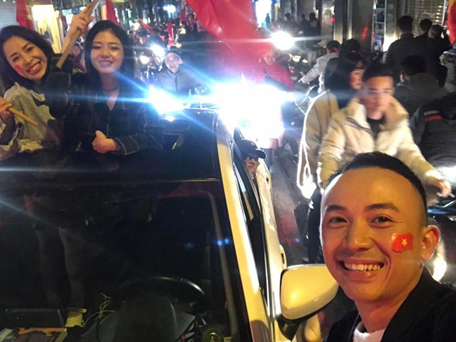 Ngay sau đó, cư dân mạng đã truy tìm được danh tính của cô gái này nhờ vào bức hình Anh Vũ từng đăng và tag (gắn tên) Facebook của bạn gái khi cả hai cùng bạn bè đi cổ vũ ăn mừng bóng đá.