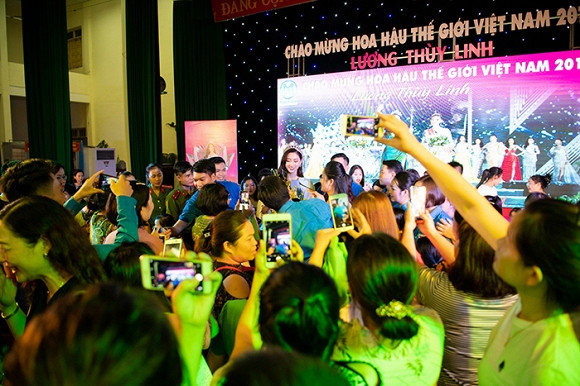 Không chỉ vậy, trong không gian nhà văn hóa tỉnh Cao Bằng tối vừa qua là sức nóng không thể tưởng tượng nổi bởi sự có mặt của hàng ngàn người dân yêu mến nàng hậu. Tại buổi lễ trang trọng được tỉnh tổ chức để đón tiếp Tân hoa hậu, Lương Thuỳ Linh đã được trao bằng khen cho cá nhân có thành tích nổi bật.