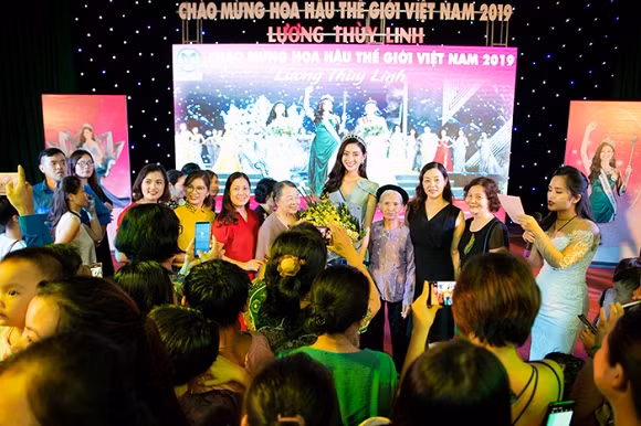  Hình ảnh Lương Thùy Linh trong vòng vây của người dân.