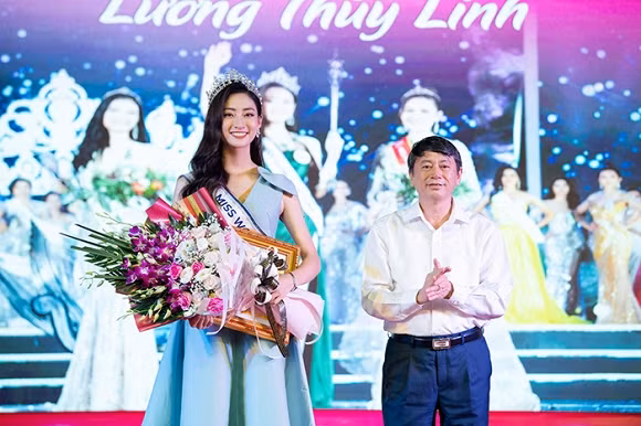 Dù là ở trung tâm thành phố Cao Bằng hay khi đã di chuyển đến những địa điểm tập trung ít người như con đường dốc dẫn lên hang Pác Bó, người dân vẫn luôn nhận ra nàng tân Hoa hậu, luôn hân hoan thể hiện niềm hạnh phúc và vui mừng khi xin chụp hình cùng Hoa hậu.