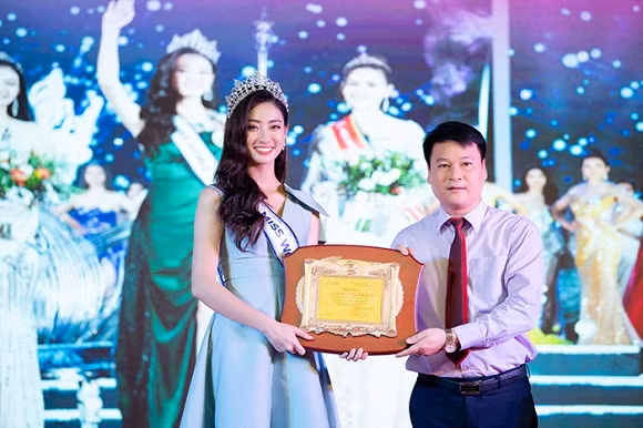 Có thể thấy Hoa hậu Lương Thùy Linh luôn được nhận ra ở bất cứ đâu bởi ở mỗi nơi nàng hậu xuất hiện với những hoạt động trong hành trình về nhà đầy ý nghĩa của như về thăm trường cấp 3, tới thăm và tặng quà tại Trung tâm Bảo trợ xã hội tỉnh, thăm và dâng hương tại Đền thờ Chủ tịch Hồ Chí Minh cùng hang Pác Bó hay như tham gia giao lưu cùng khán giả trong buổi Chào mừng Tân hoa hậu của tỉnh Cao Bằng... khán giả đều vây quanh và chờ đợi chỉ để được nhìn thấy và chụp hình cùng người con tài sắc vẹn toàn đã mang vinh quang về với Cao Bằng.