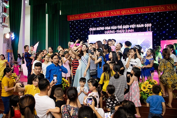 Tân hoa hậu Lương Thùy Linh đã có những phút giây hạnh phúc khi được chào đón nồng nhiệt và vây quanh bởi hàng ngàn người hâm mộ. Lương Thùy Linh thậm chí không thể di chuyển và không được tìm thấy giữa những người vây quanh mình dù nàng hậu cao tới 1m78.