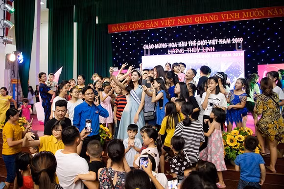 Tân hoa hậu Lương Thùy Linh đã có những phút giây hạnh phúc khi được chào đón nồng nhiệt và vây quanh bởi hàng ngàn người hâm mộ. Lương Thùy Linh thậm chí không thể di chuyển và không được tìm thấy giữa những người vây quanh mình dù nàng hậu cao tới 1m78.