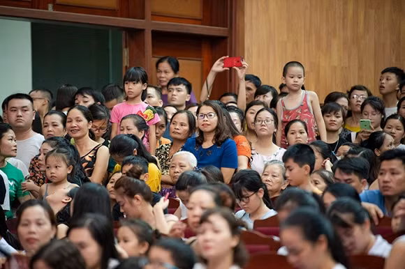 Có thể thấy sức nóng của nàng hậu trẻ mới đăng quang như Lương Thùy Linh “không phải vừa đâu”.